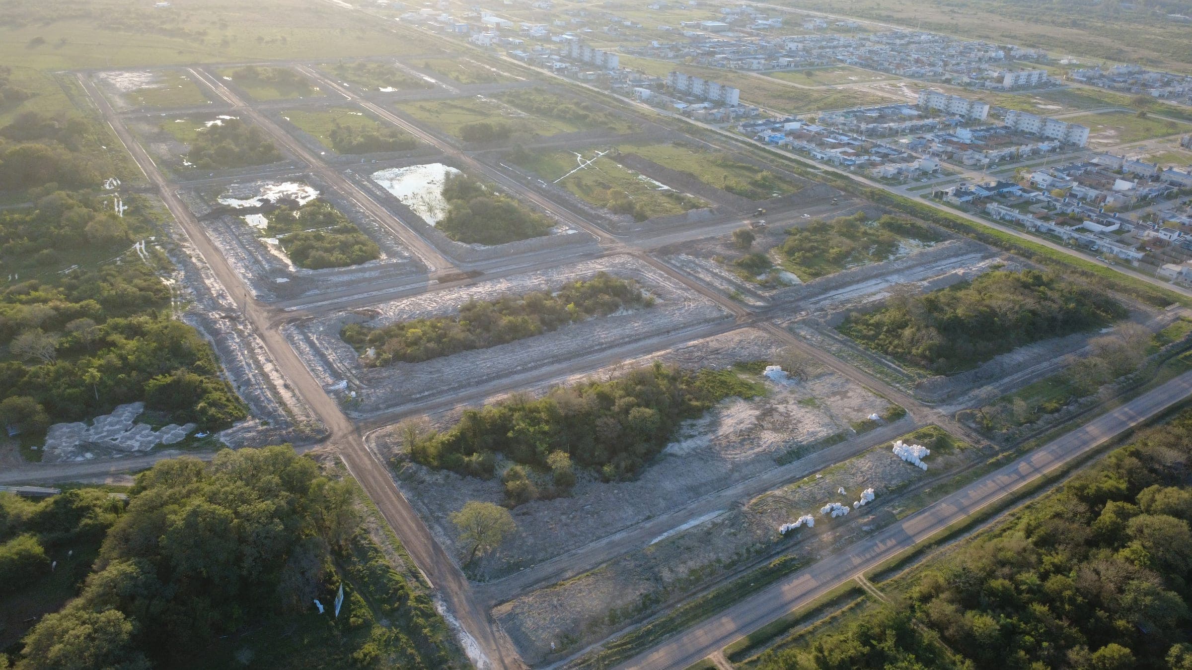 Vista aérea del loteo en plena apertura de calles — barrio PROCREAR de fondo (dron, 29/07/2026)