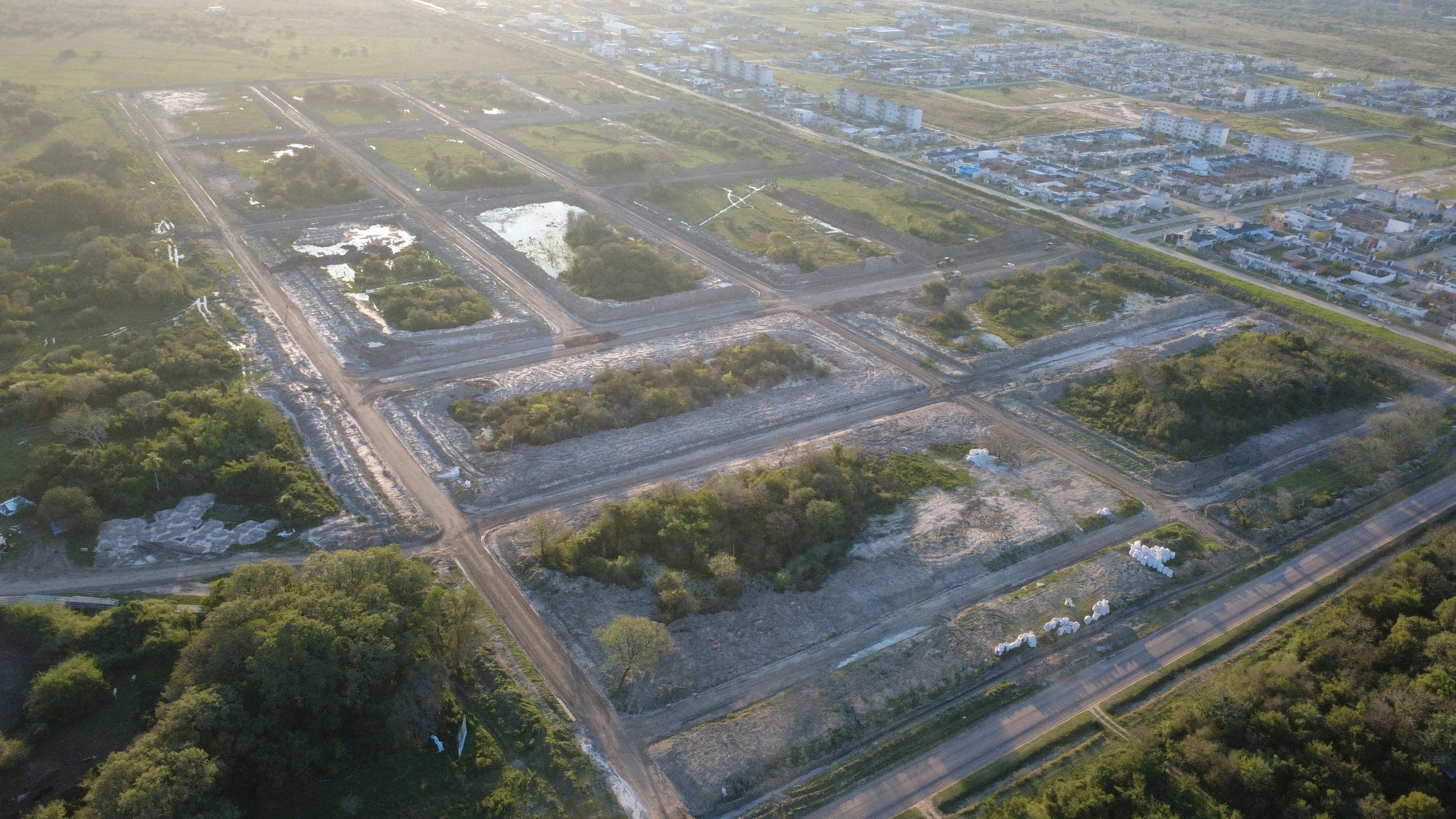 Vista aérea del loteo en plena apertura de calles — barrio PROCREAR de fondo (dron, 29/07/2026)