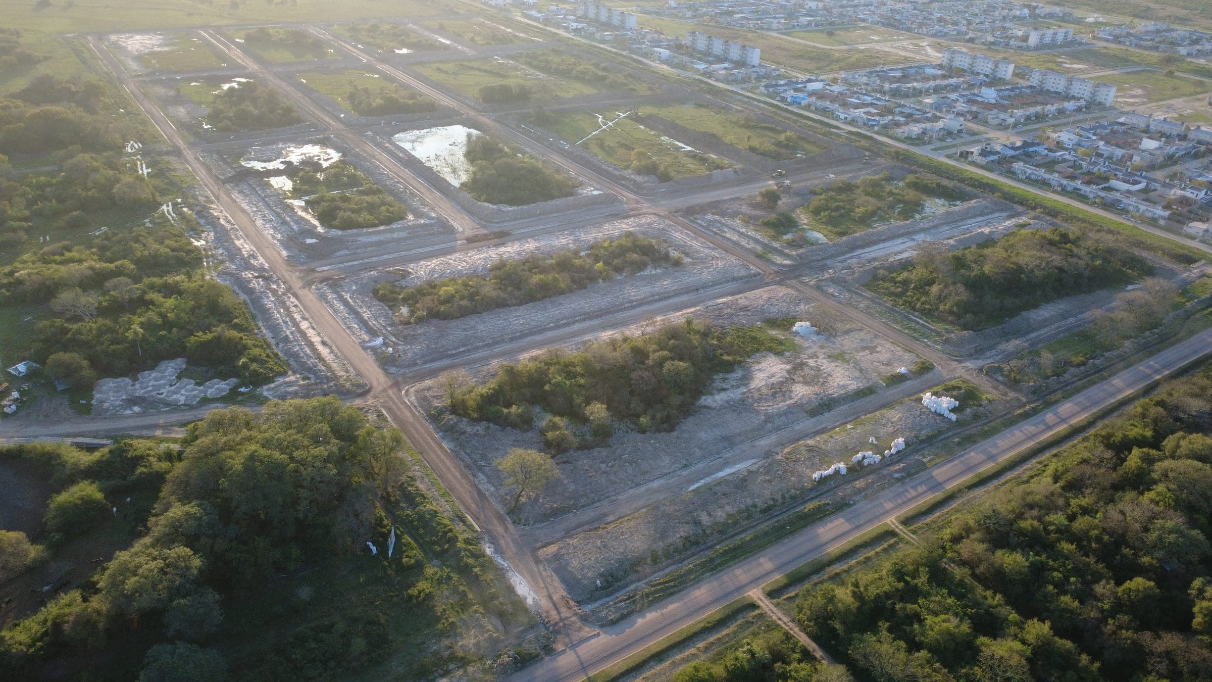 Vista aérea del loteo en plena apertura de calles — barrio PROCREAR de fondo (dron, 29/07/2026)