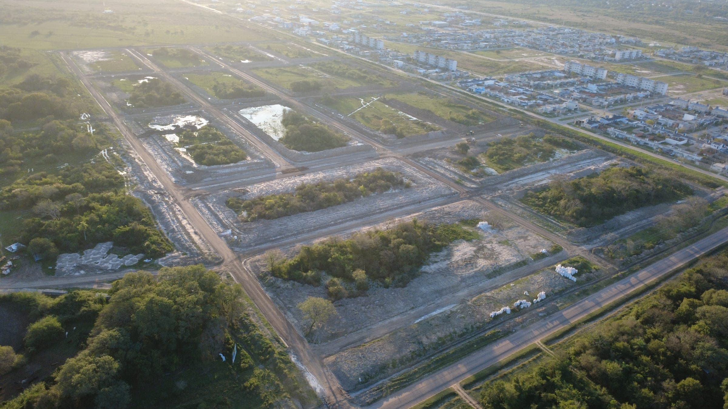 Vista aérea del loteo en plena apertura de calles — barrio PROCREAR de fondo (dron, 29/07/2026)