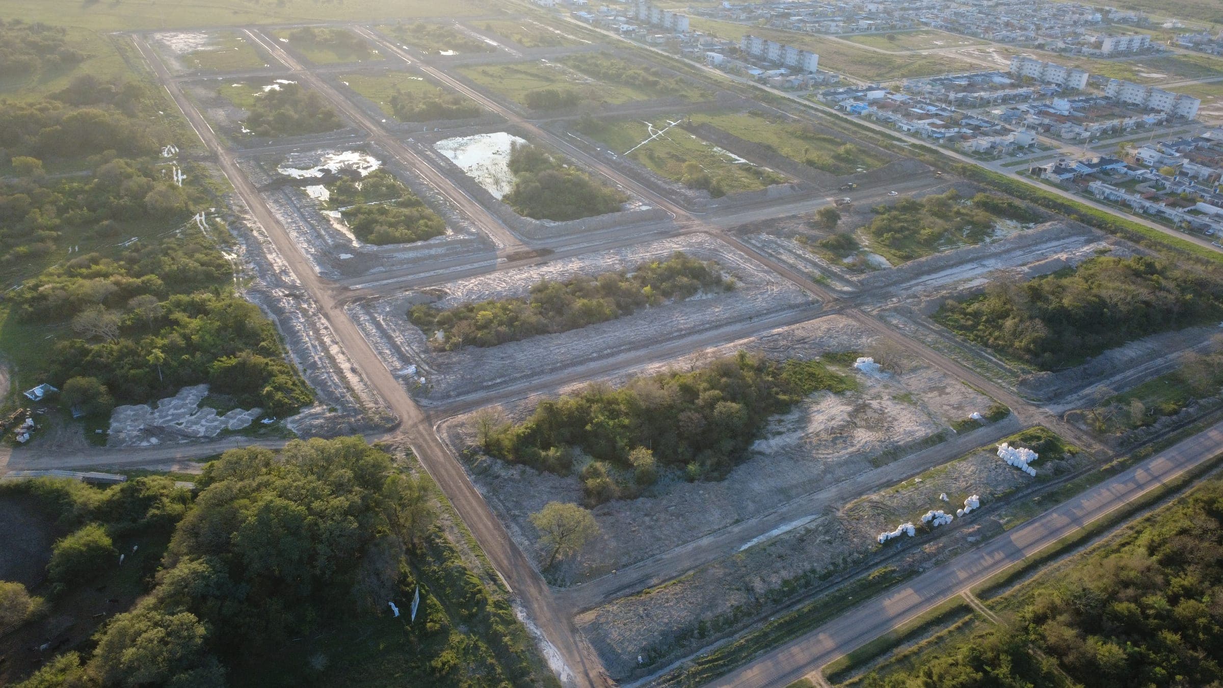 Vista aérea del loteo en plena apertura de calles — barrio PROCREAR de fondo (dron, 29/07/2026)