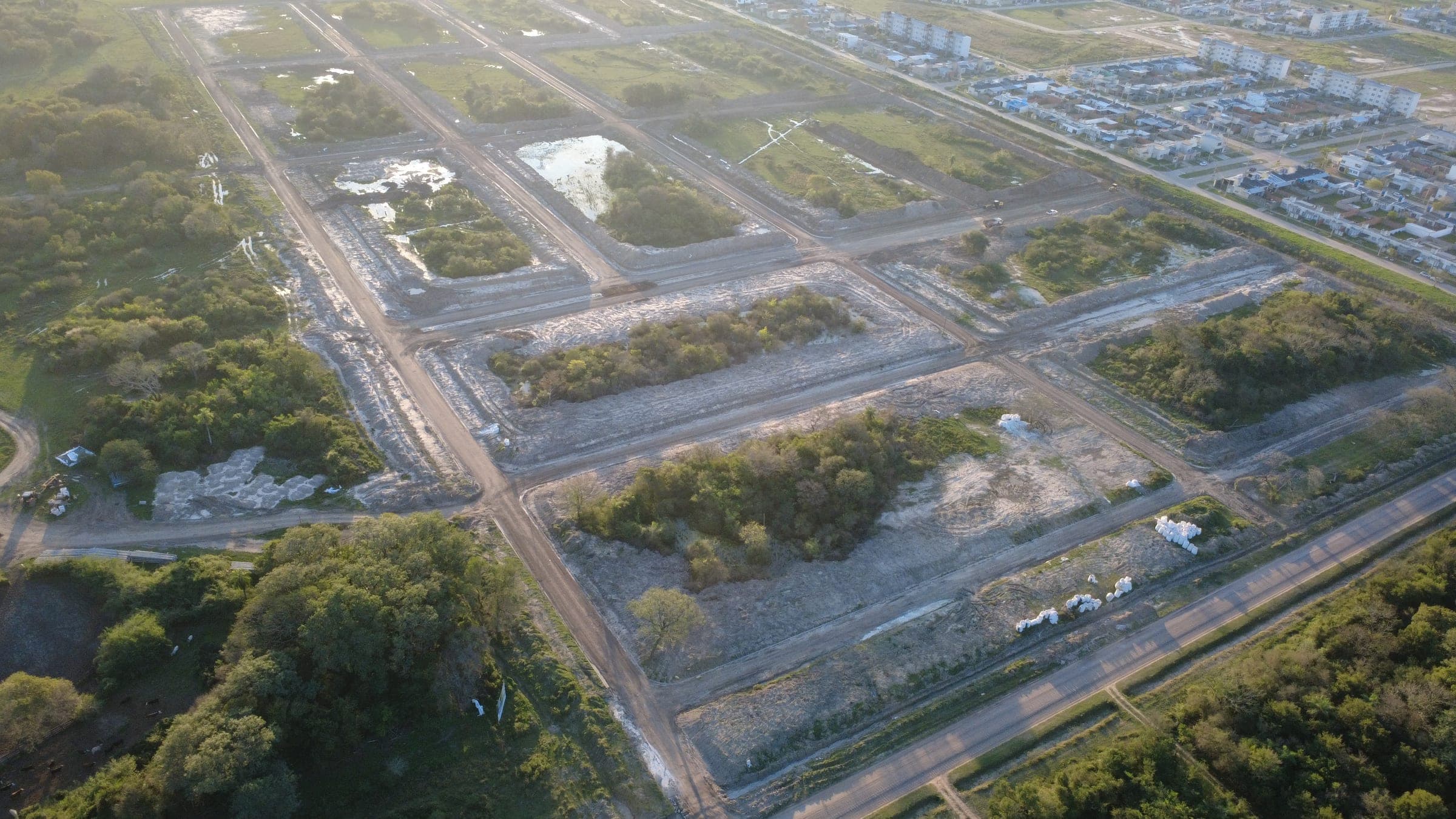Vista aérea del loteo en plena apertura de calles — barrio PROCREAR de fondo (dron, 29/07/2026)