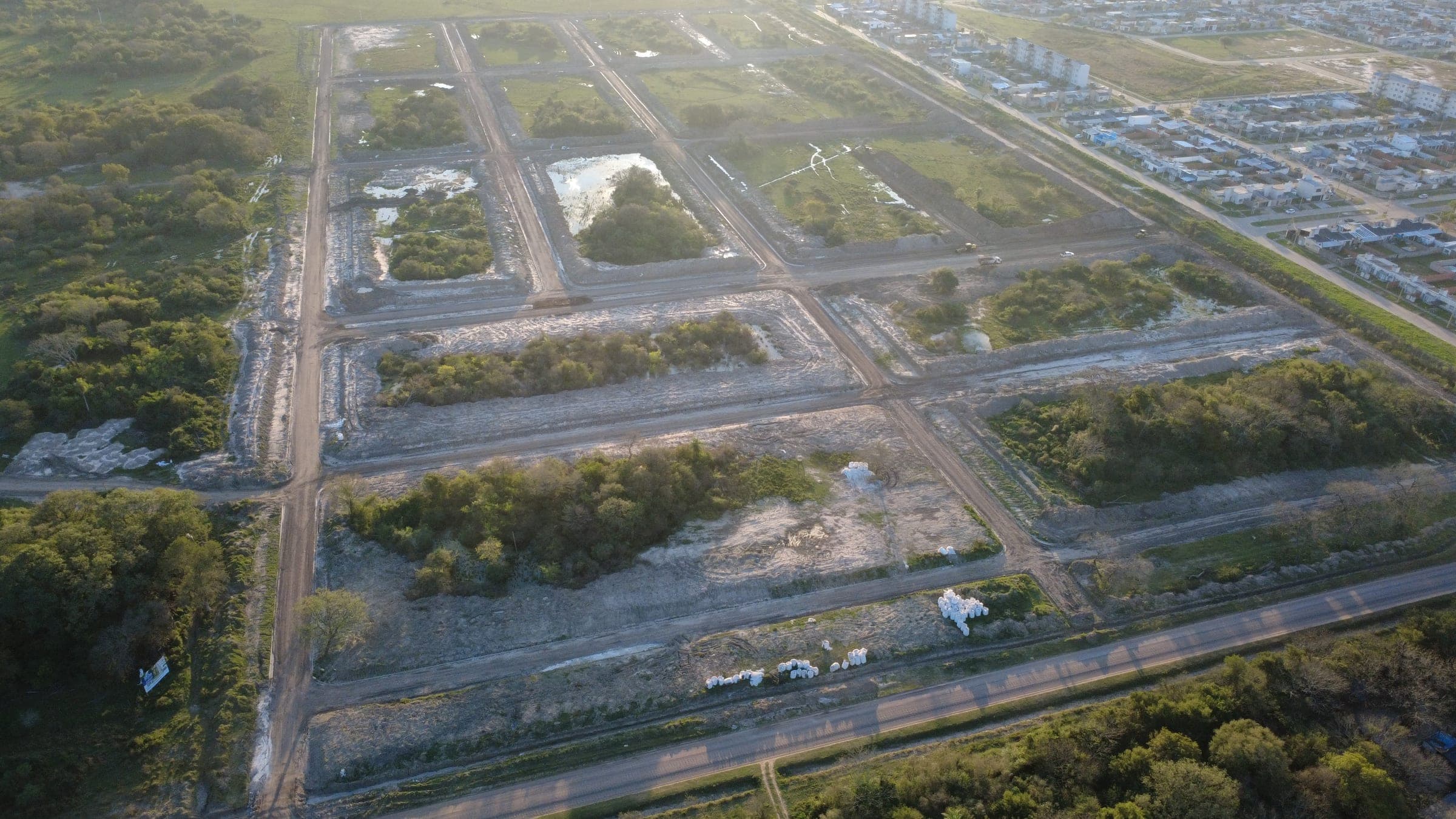 Vista aérea del loteo en plena apertura de calles — barrio PROCREAR de fondo (dron, 29/07/2026)