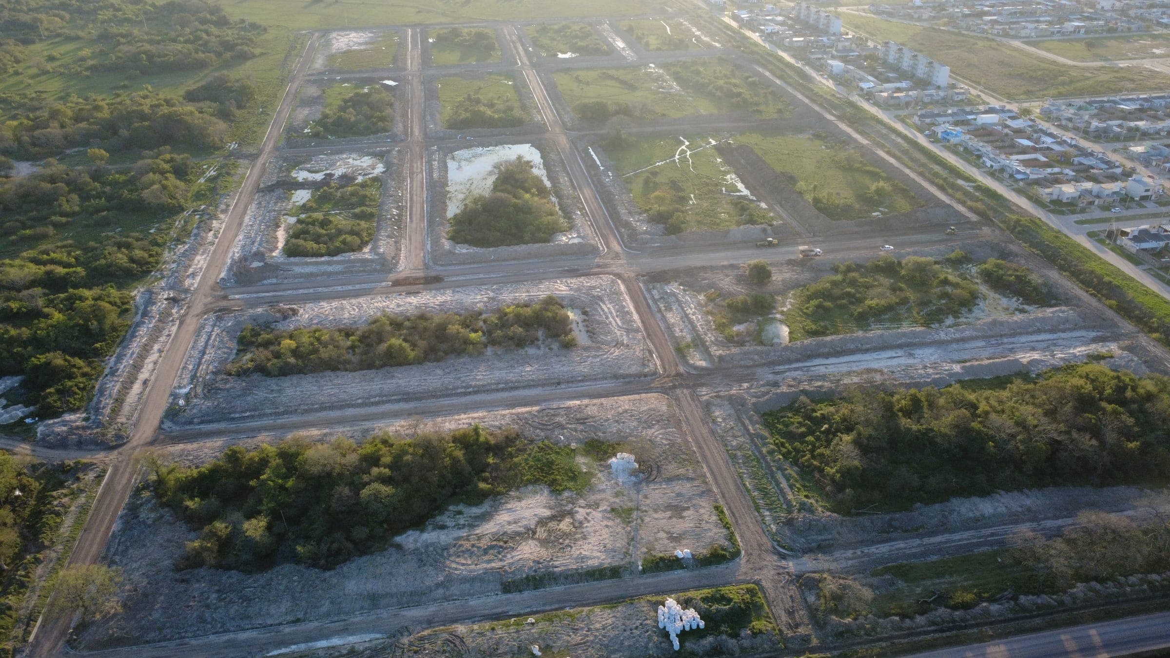 Vista aérea del loteo en plena apertura de calles — barrio PROCREAR de fondo (dron, 29/07/2026)