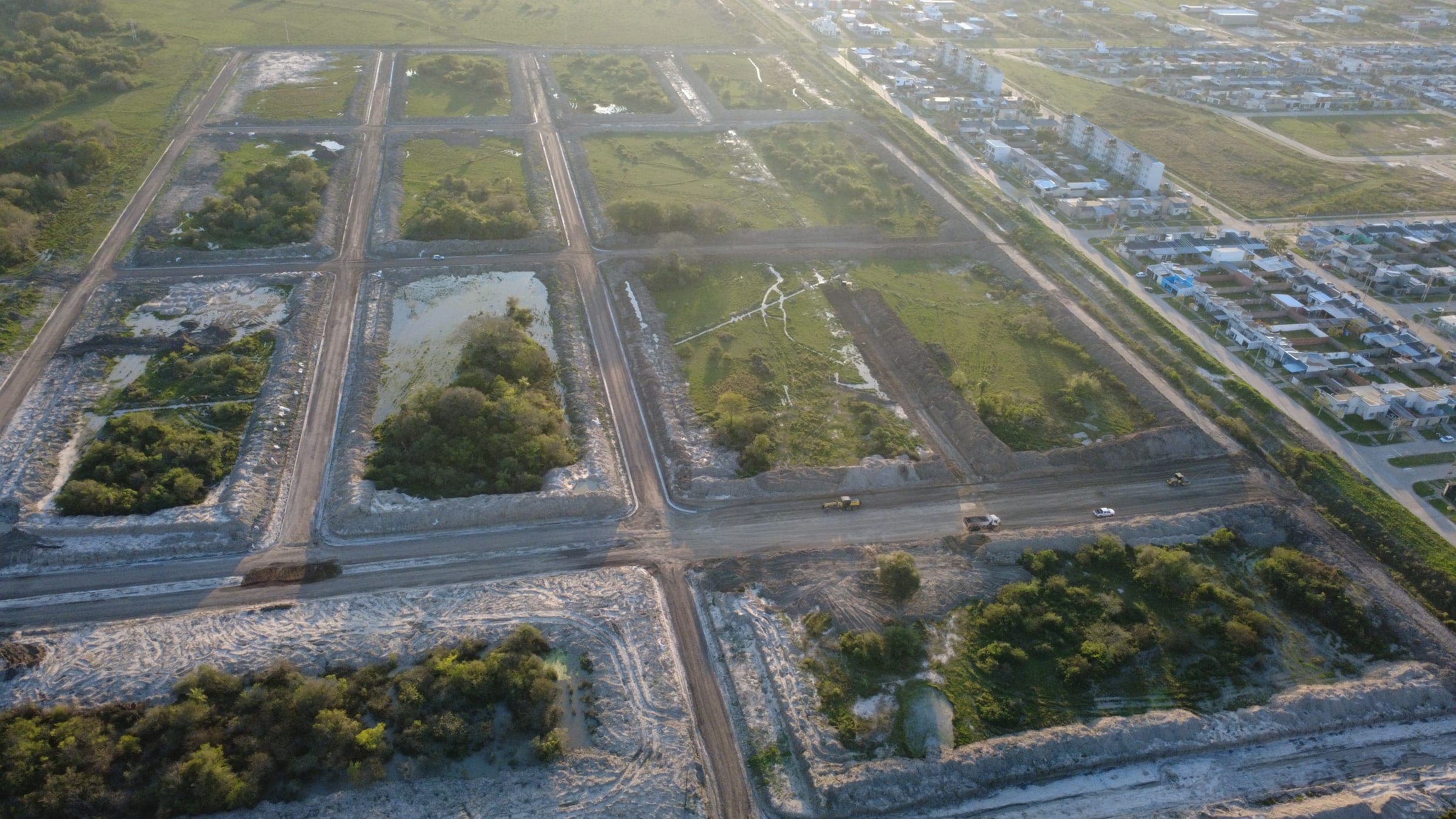 Vista aérea del loteo en plena apertura de calles — barrio PROCREAR de fondo (dron, 29/07/2026)
