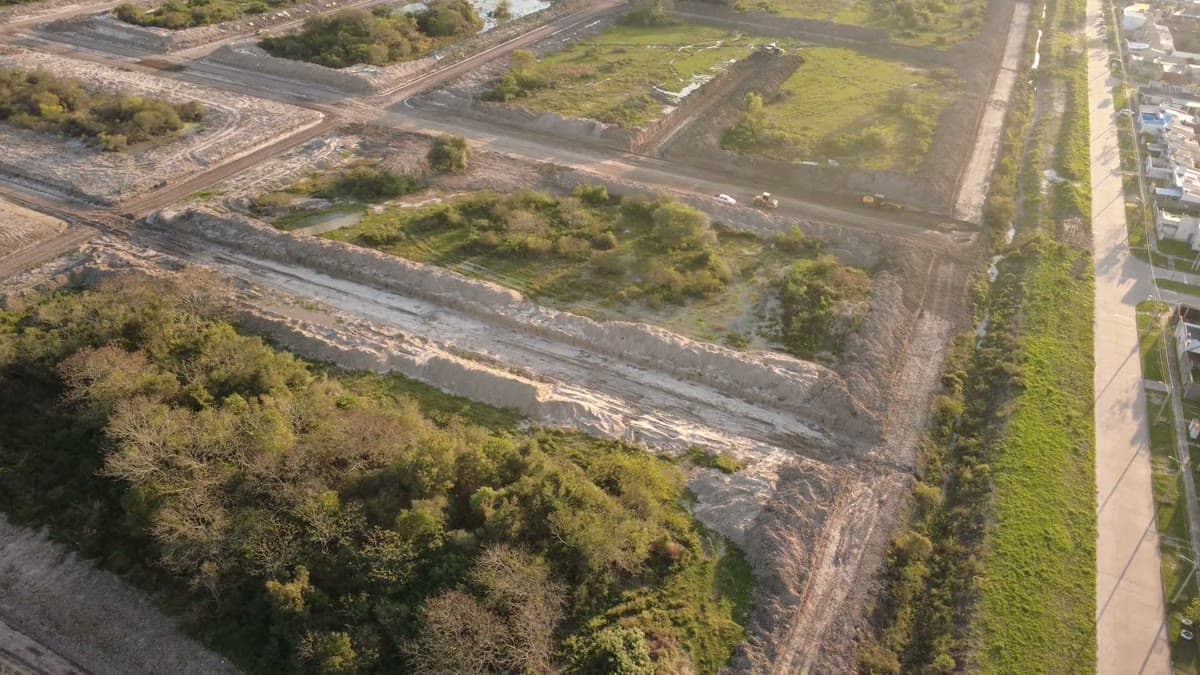 Sobrevuelo del loteo en plena apertura de calles (dron, 29/07/2026)