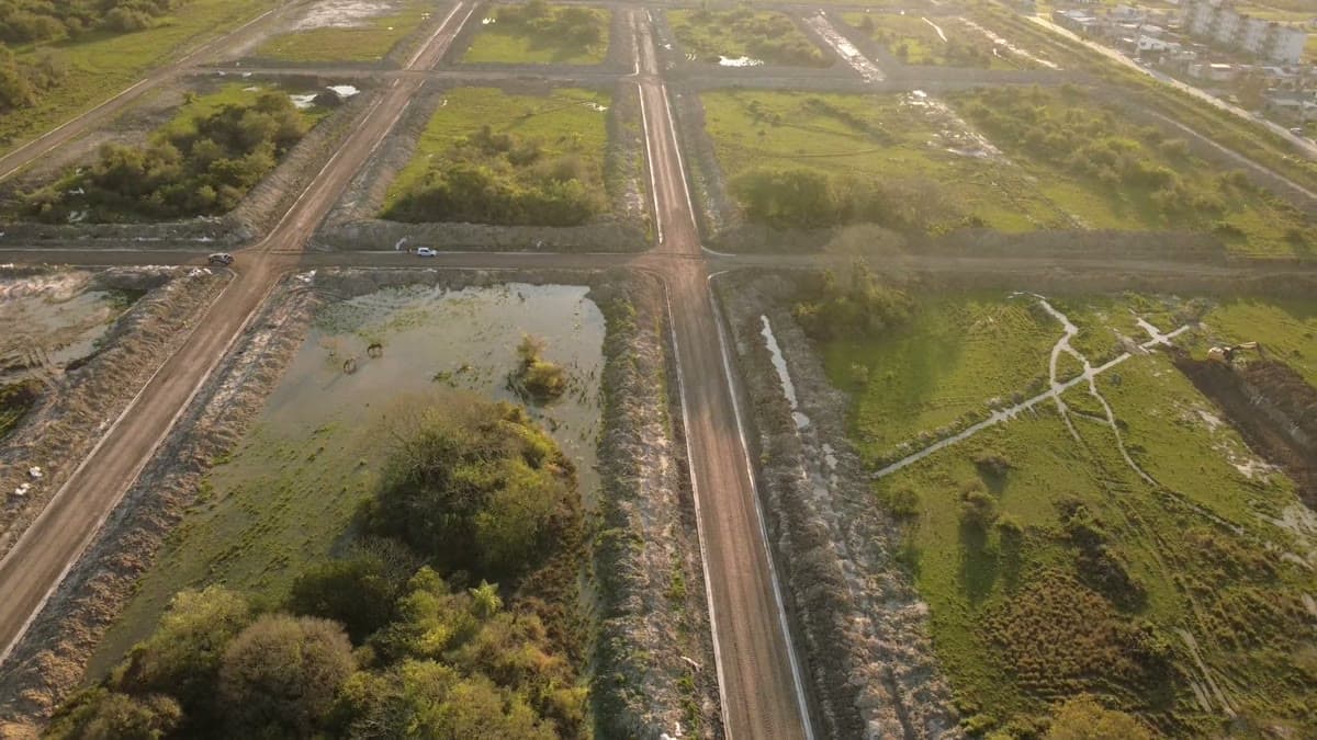 Sobrevuelo del loteo en plena apertura de calles (dron, 29/07/2026)
