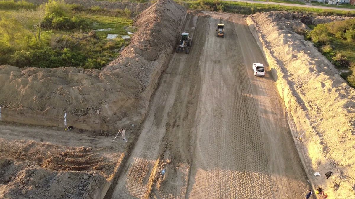 Sobrevuelo del loteo en plena apertura de calles (dron, 29/07/2026)