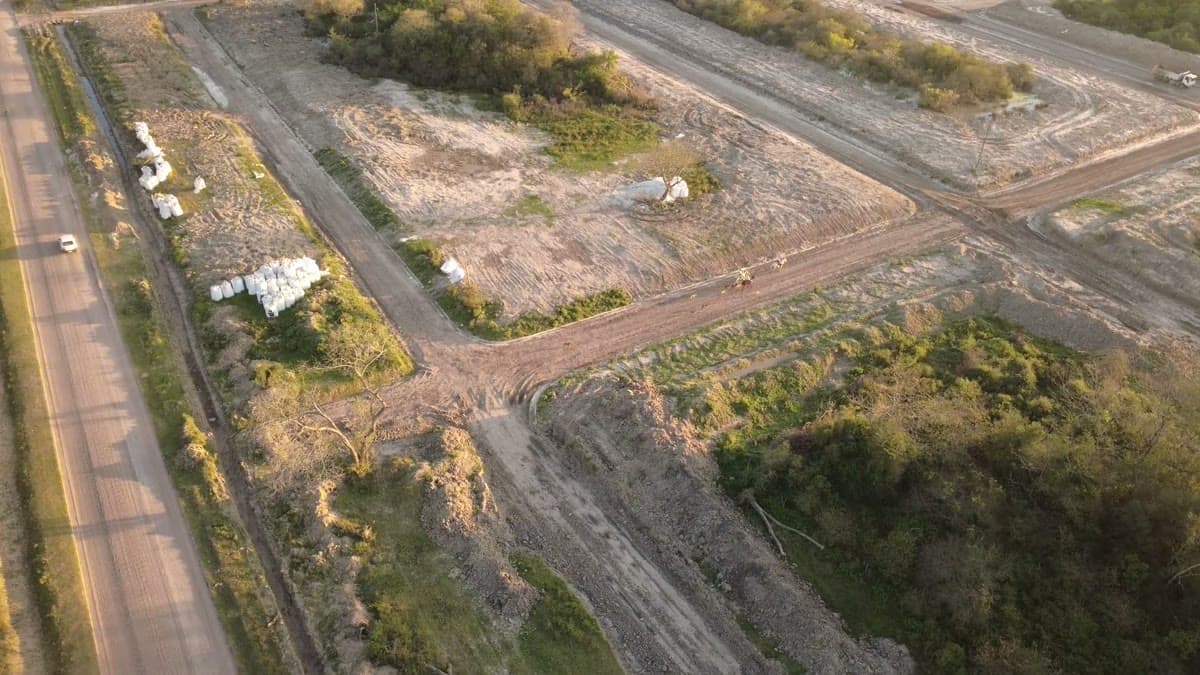 Sobrevuelo del loteo en plena apertura de calles (dron, 29/07/2026)