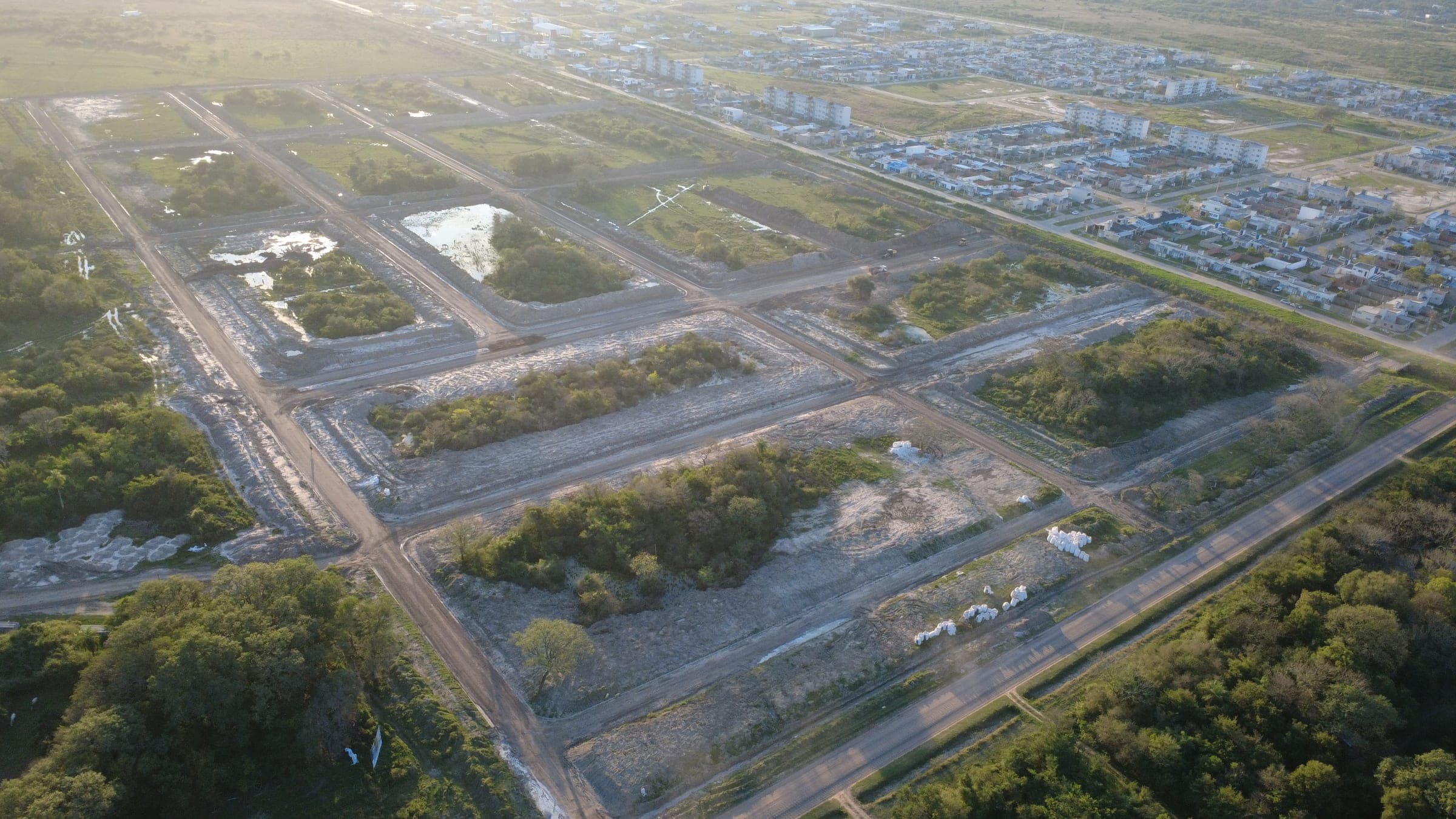 Vista aérea del loteo en plena apertura de calles — barrio PROCREAR de fondo (dron, 29/07/2026)